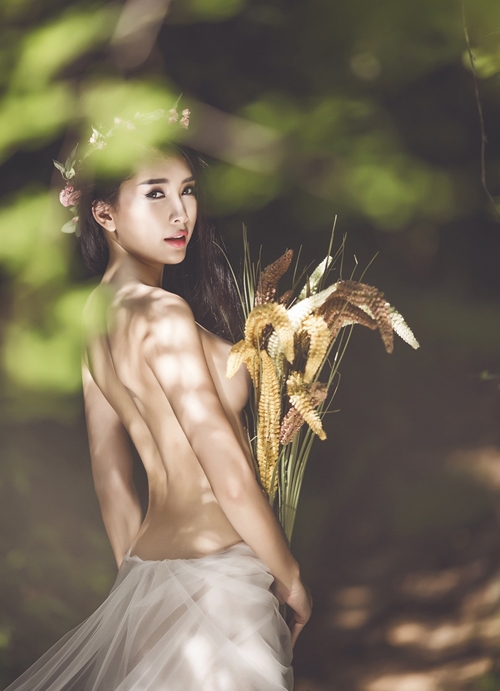 yN5FYMG Người mẫu Lan Hương cởi áo, chụp ảnh bán nude đầy gợi cảm