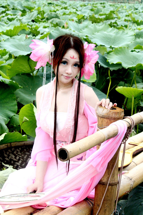 Mỹ nhân cosplay Việt cổ trang giữa sen Hồ Tây