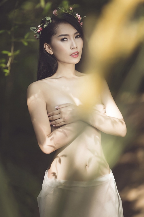 tb8oVyM Người mẫu Lan Hương cởi áo, chụp ảnh bán nude đầy gợi cảm