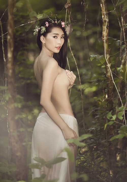 wFWGVzI Người mẫu Lan Hương cởi áo, chụp ảnh bán nude đầy gợi cảm
